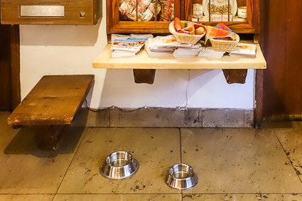 Dog bowls at Bratwursthäusle, Nuremberg