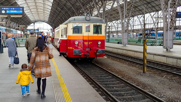 Passengers board a KŽC vintage railbus in Prague Central Station.