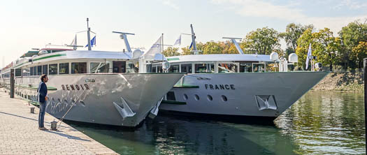 River crusie ships, Port de Grenelle, Paris