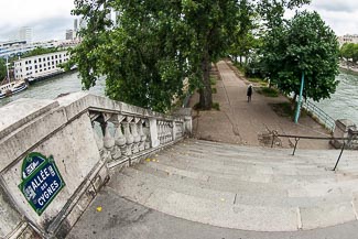 Steps from Pont de Bir Hakeim to Island of the Swans