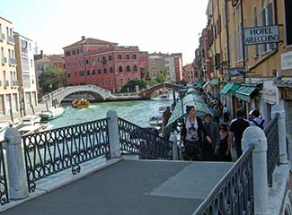 Hotel Arlecchino bridge