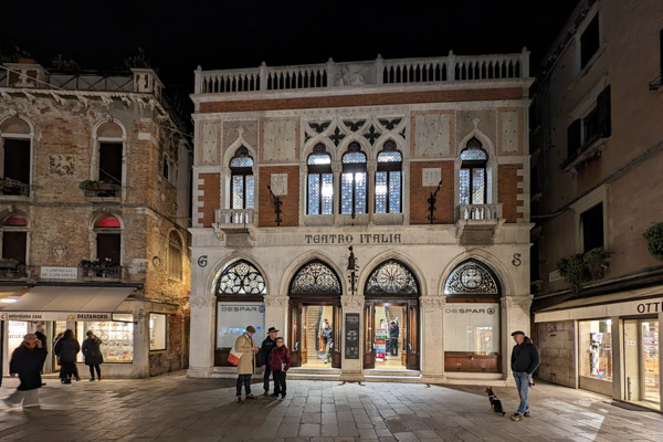 Despar Teatro Italia at night.