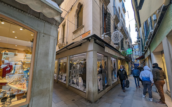 Calle Piscina  and Frezzeria, Venice, Italy.